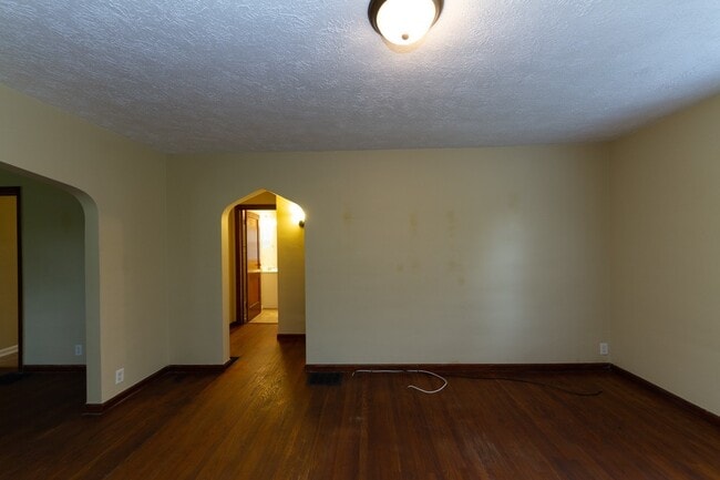 Building Photo - 1 bed 1 bath. Located in desirable Christi...