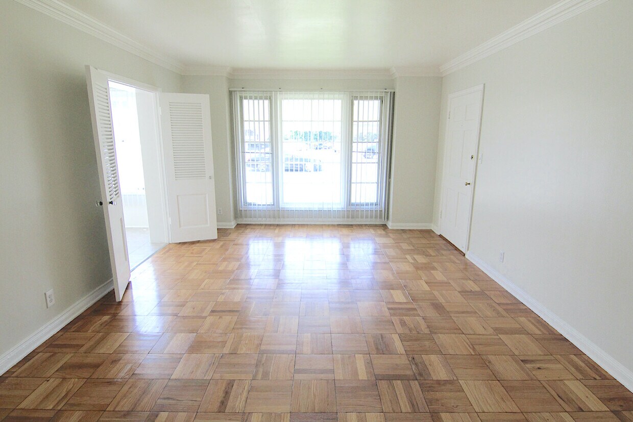 Foto principal - 5755 W Olympic Blvd