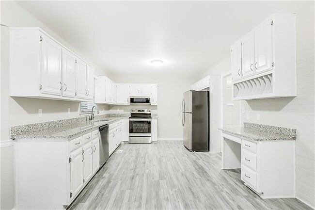Building Photo - 120 Fernwood Ct