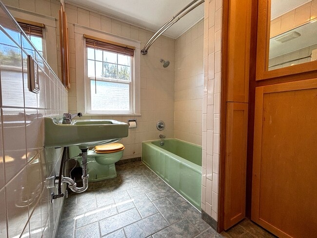 Building Photo - Delightful Home in University Park w/ Additional Flexible Bonus Rooms and A/C