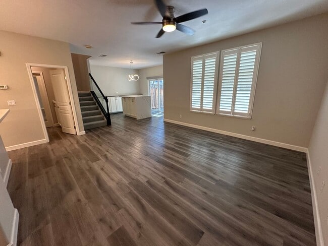 Building Photo - Stunning 3 Bedroom, 2.5 Bath Townhome / Be...