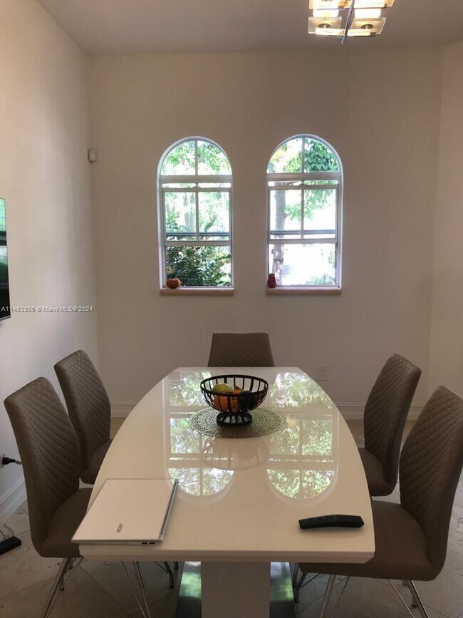 Foto del edificio - 18470 NE 30th Ave