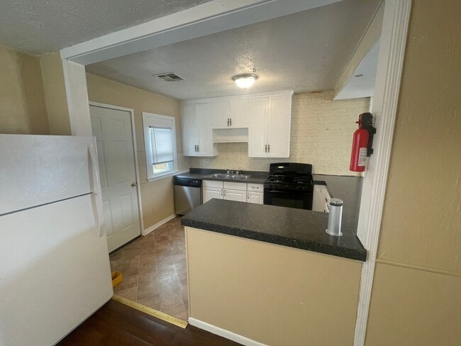 Building Photo - 2 bed 1 bath, laundry connections, large fenced yard, corner lot!