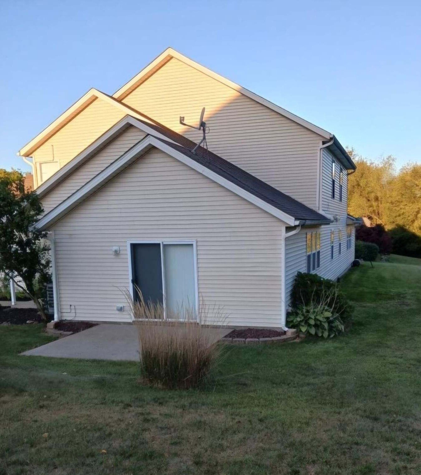 2045 Rolling Meadows Ln Akron, OH 44312 – photo 2