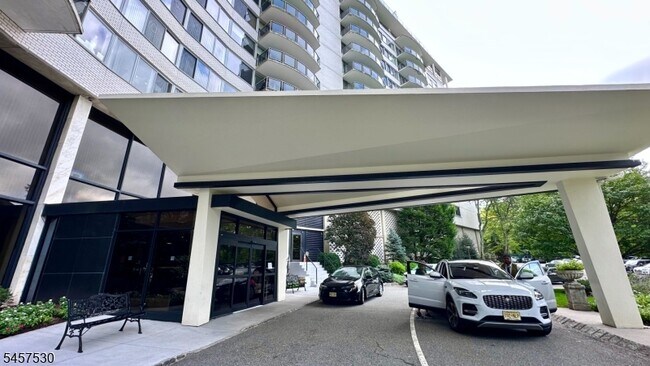 Foto del edificio - 1 Claridge Dr