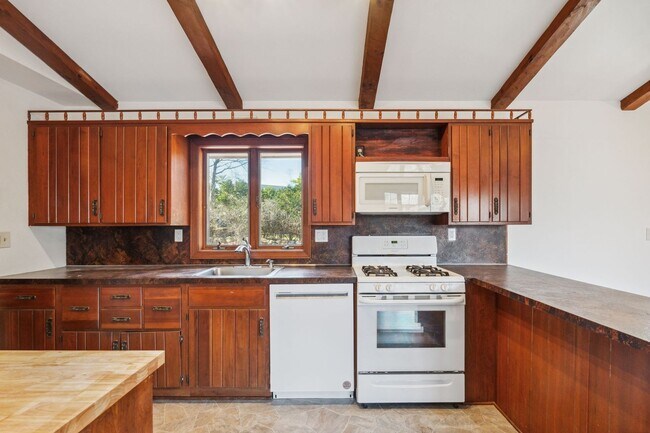 Building Photo - 17 Hillside Rd