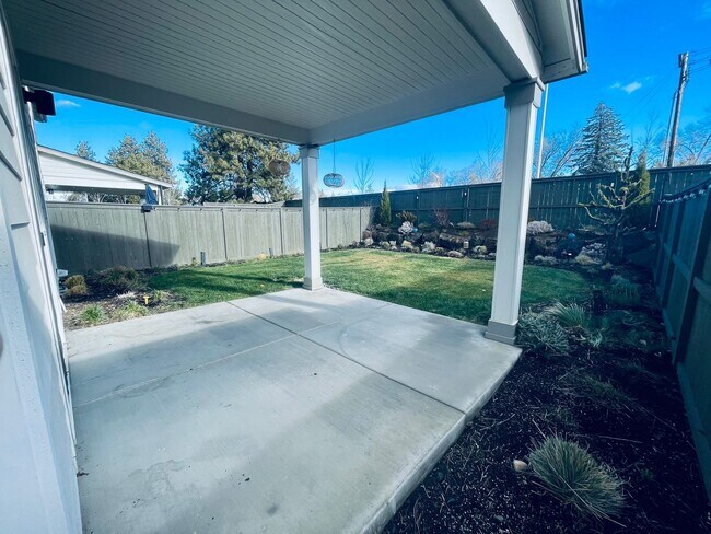 Foto del edificio - Spacious 3-bedroom and 2nd living room 2 1/2-full bath with New carpet, pad and LVT flooring