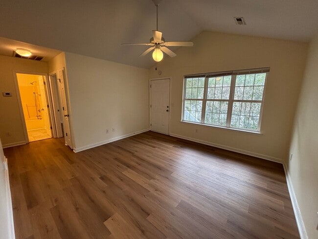 Foto del edificio - 3 Bed 3 Bath Garage Apartment Home