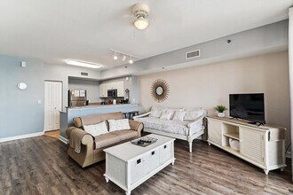Building Photo - 9896 S Thomas Dr