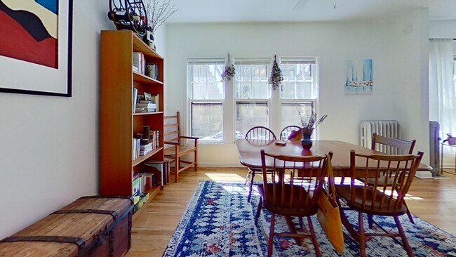 Foto del edificio - Large Raised First Floor East Lakeview One...