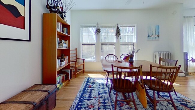 Building Photo - Large Raised First Floor East Lakeview One...