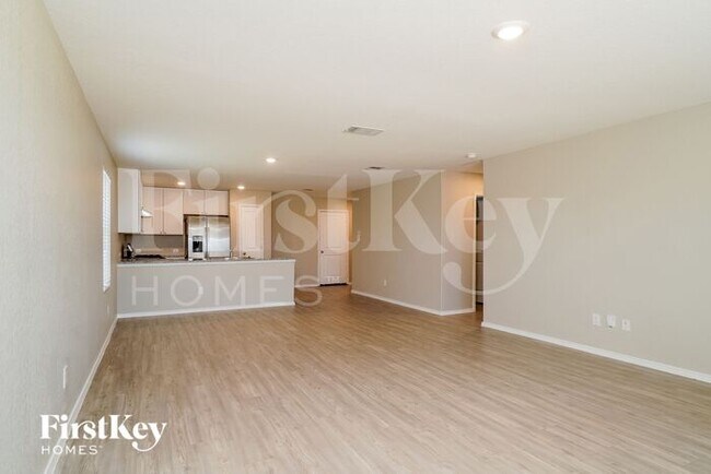 Building Photo - 10703 Vinateros Dr