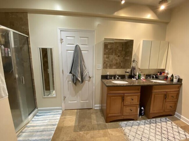 Building Photo - 3 bedroom in Chicago IL 60657