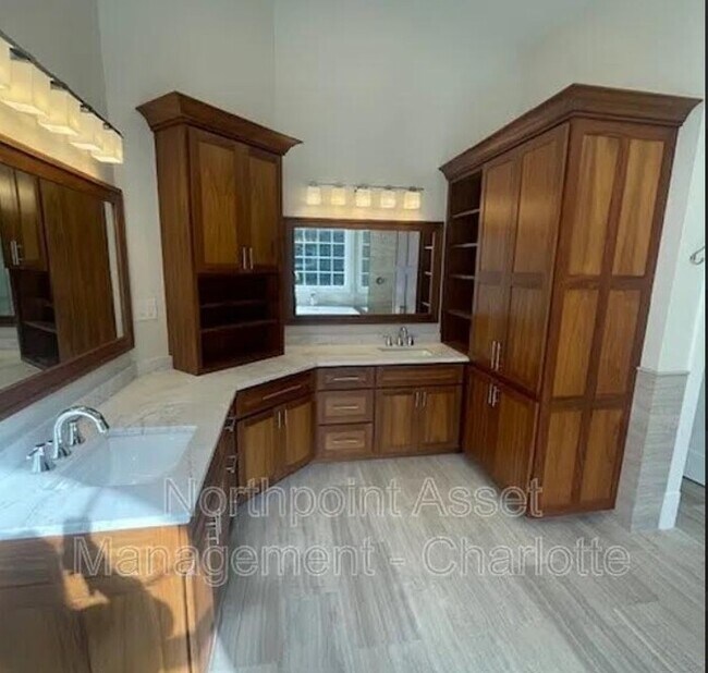 Building Photo - 3 bedroom custom home on tons of acreage w...