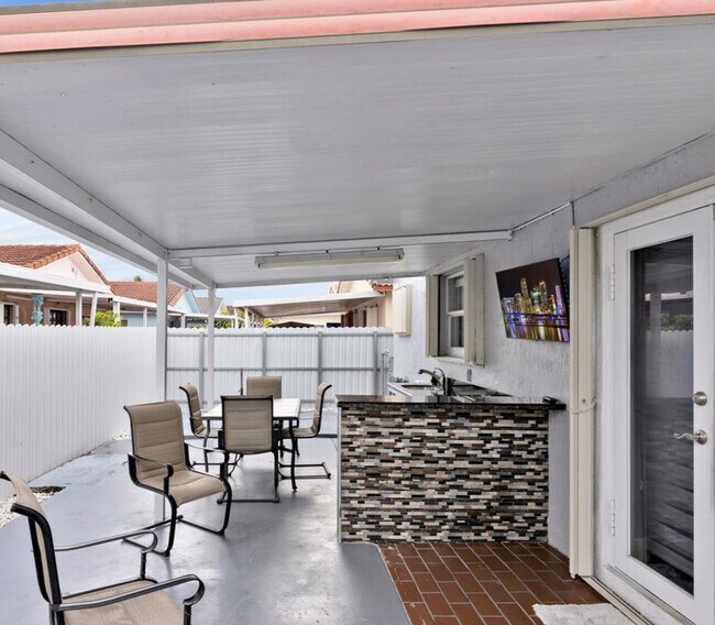 Building Photo - 2485 w 71 Hialeah