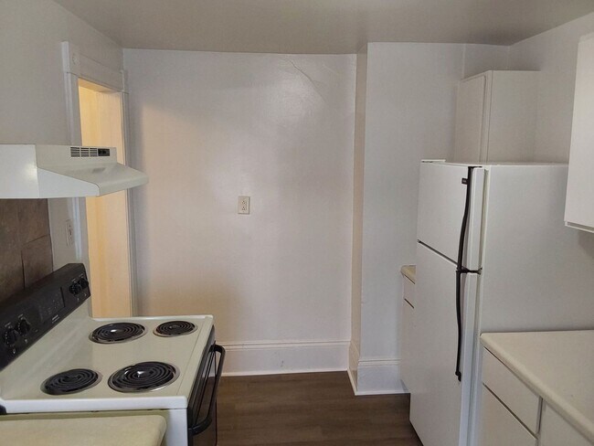 Building Photo - 306 N Elm Ave