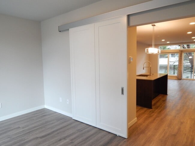 Building Photo - Bellevue 5 bd 3.5 bath townhouse with two ...