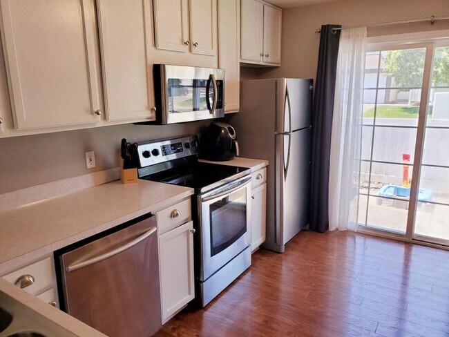 Building Photo - Charming 2 bedroom townhouse in ideal loca...