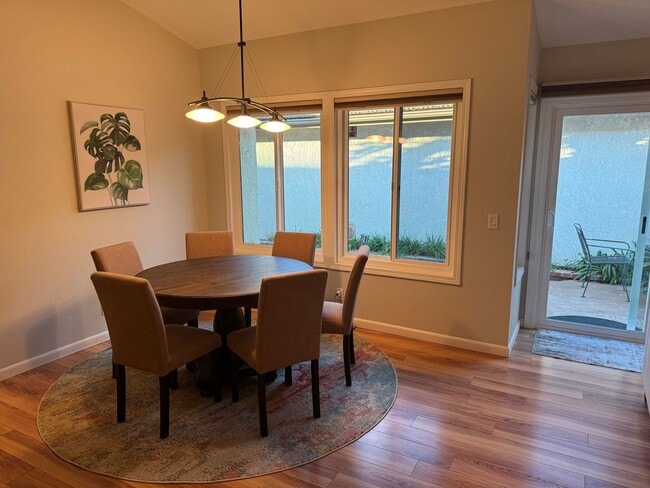 Foto del edificio - Short Term Furnished Beautiful SIngle Story Home