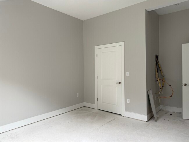 Building Photo - 251 Sladen St