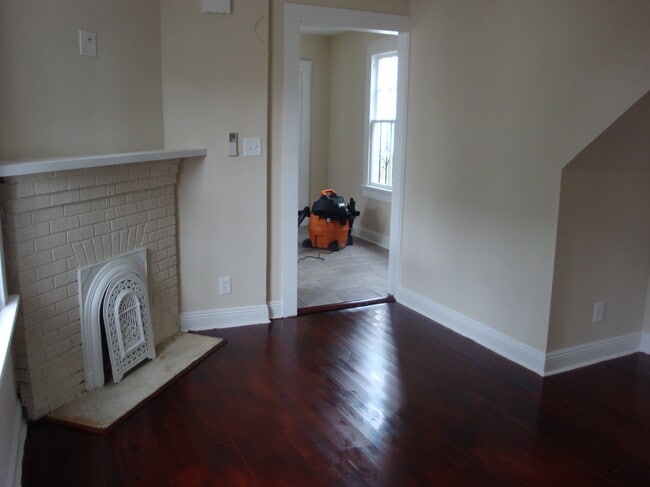 Building Photo - 2127 Laurel St