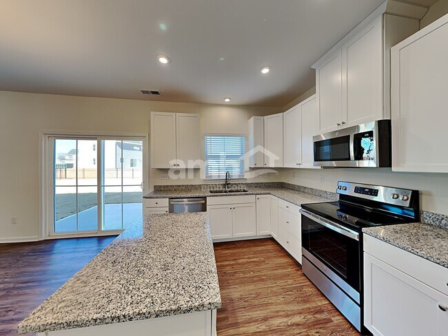Building Photo - 561 Larragan Dr