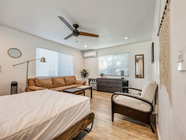 Building Photo - 217 E Daws St