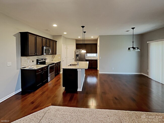 Building Photo - 1637 Robindale Dr