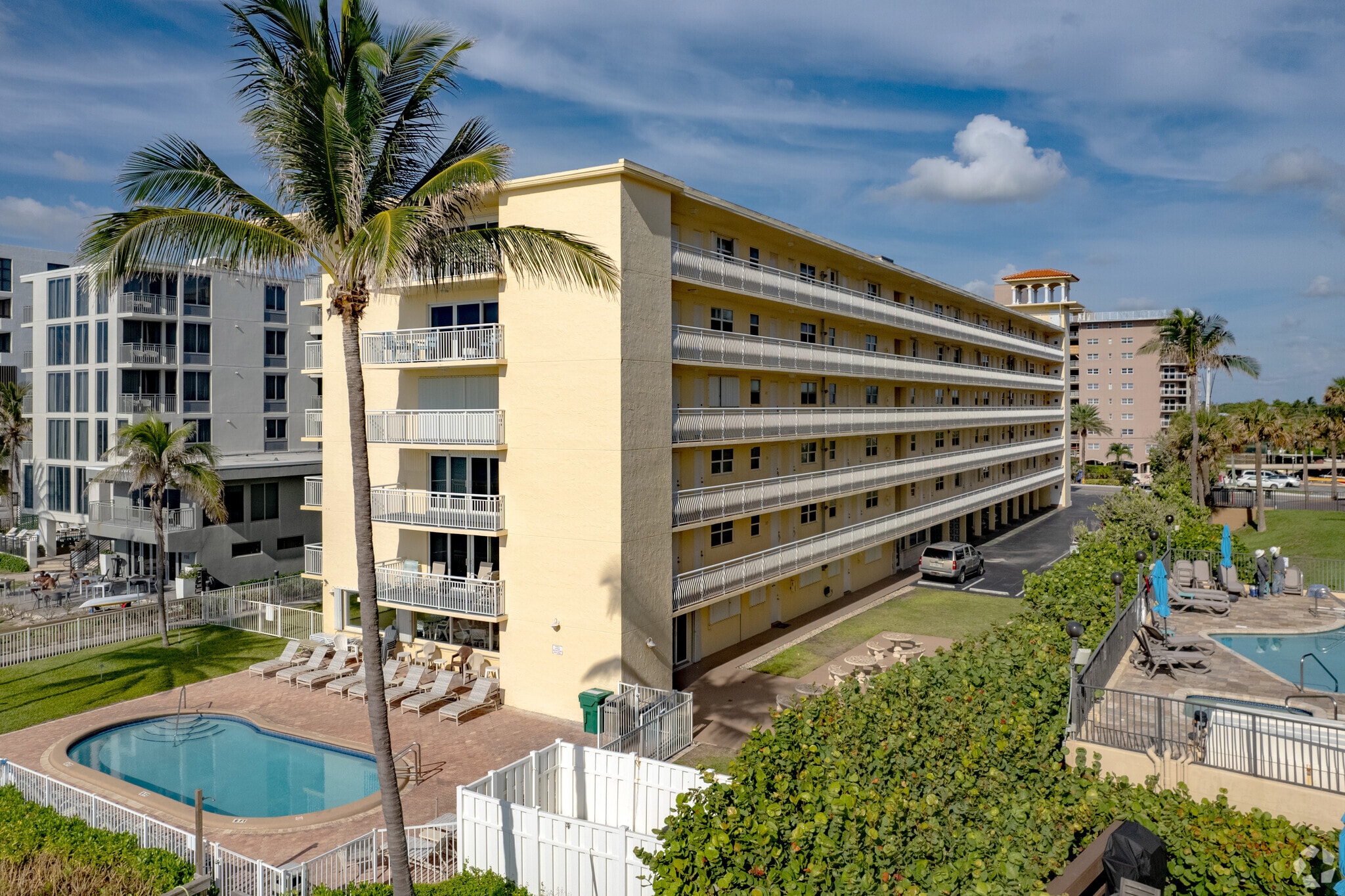 Hillsboro Colonnade Condominium