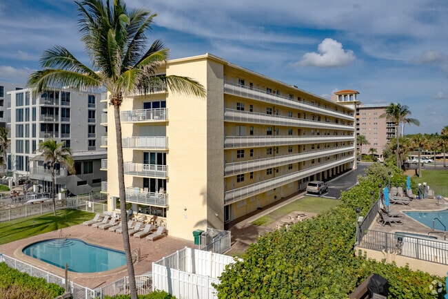 Hillsboro Colonnade Condominium