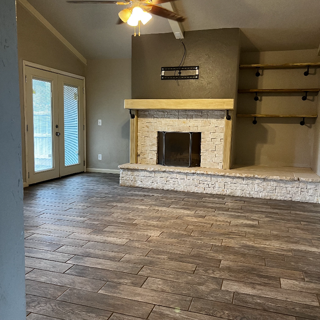 Building Photo - 2206 Gresham Dr