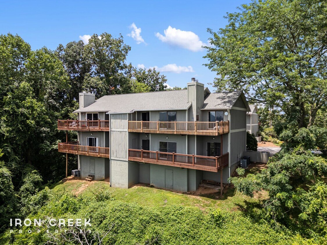Foto principal - Two-bedroom Condo with Mountain Views near...