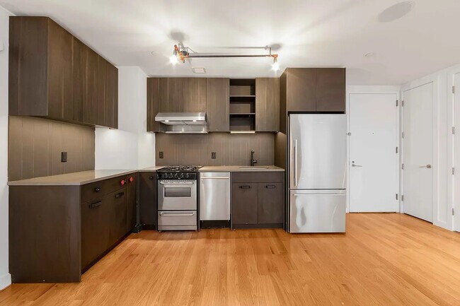 Building Photo - 123 Melrose St