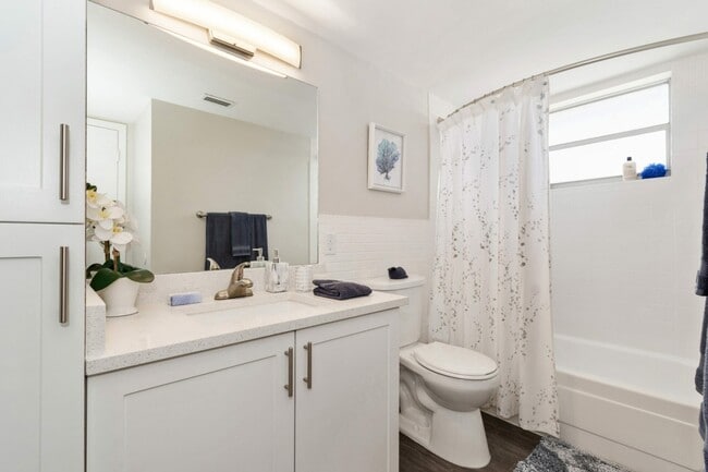 Building Photo - Aventura Oaks Apartments