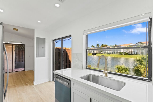 Foto del edificio - 6225 NW 171st St