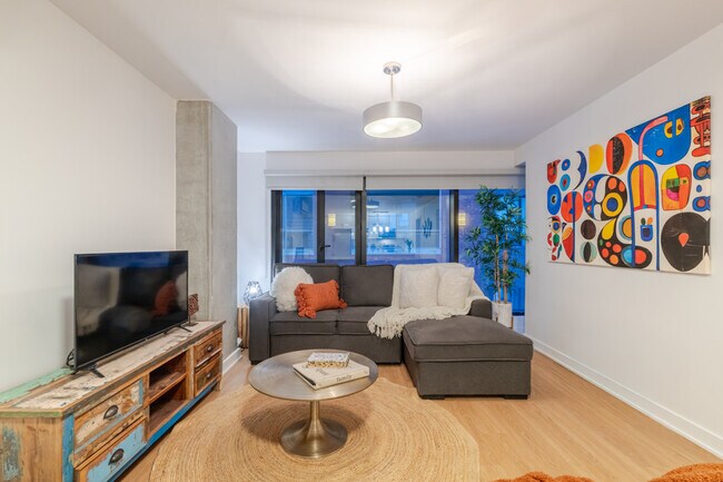 Building Photo - 688 Rue Notre-Dame Ouest-SI ID1602219P
