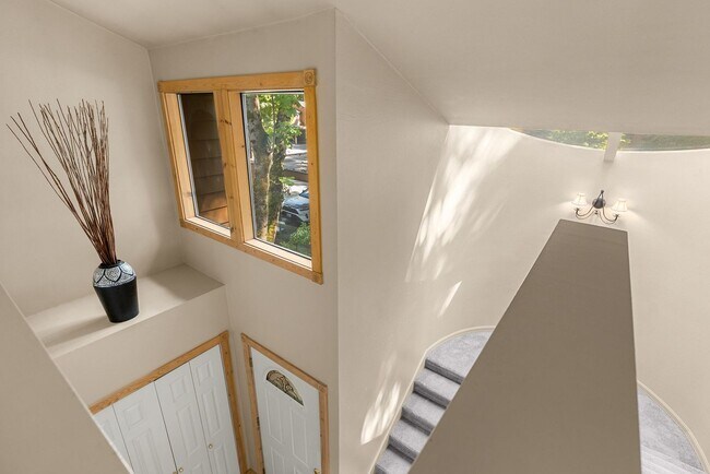 Building Photo - 2Bd/2Ba Kirkland Condo