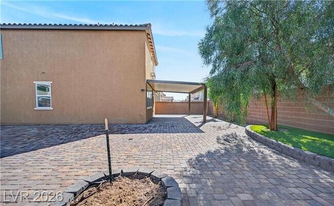 Foto del edificio - Gorgeous , 5 bedroom /3 Bath  with huge backyard finished with pavers! Great location!