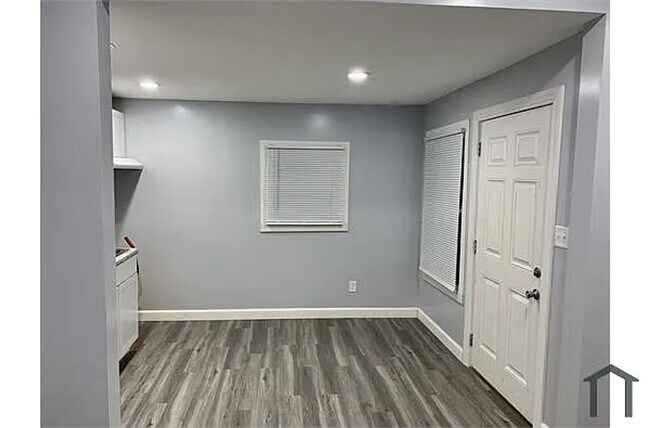 Building Photo - Price Reduced - $1090/month!! 2 bedroom 1 ...