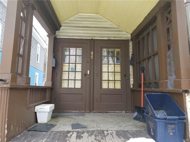 Building Photo - 706 S Beech St