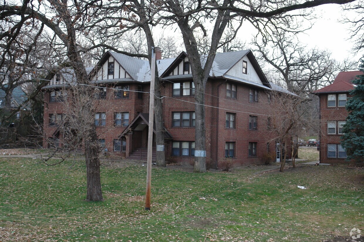 Foto principal - 3910 University Ave