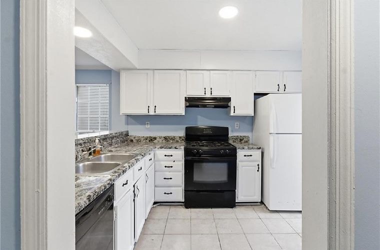 Room in Townhome on Glynn Oaks Dr - Room in Townhome on Glynn Oaks Dr