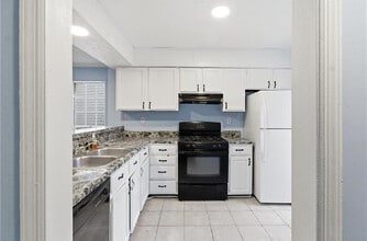 Building Photo - Room in Townhome on Glynn Oaks Dr