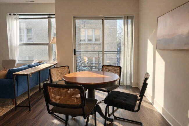 Foto del edificio - 1040 N Cass St