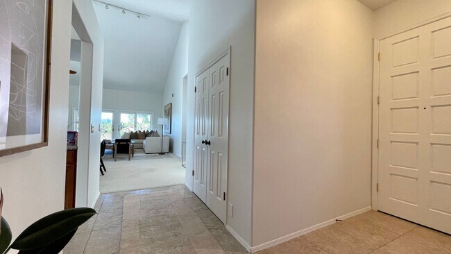 Foto del edificio - Single-Level, Updated Country Club Villas ...