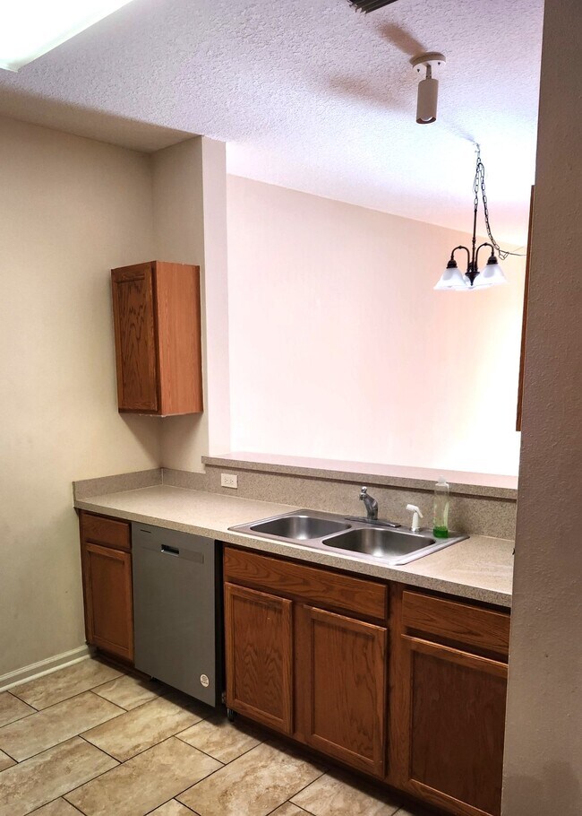 Kitchen - 804 Southern Creek Dr