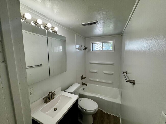 Foto del edificio - Newly Remodeled Home for Rent in Moline
