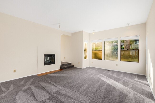 Building Photo - Redmond 3 Bedroom 1.5 Bath Garage Duplex