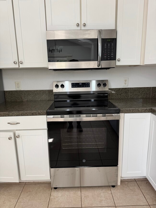 Building Photo - 2127 Royal Saint George Dr