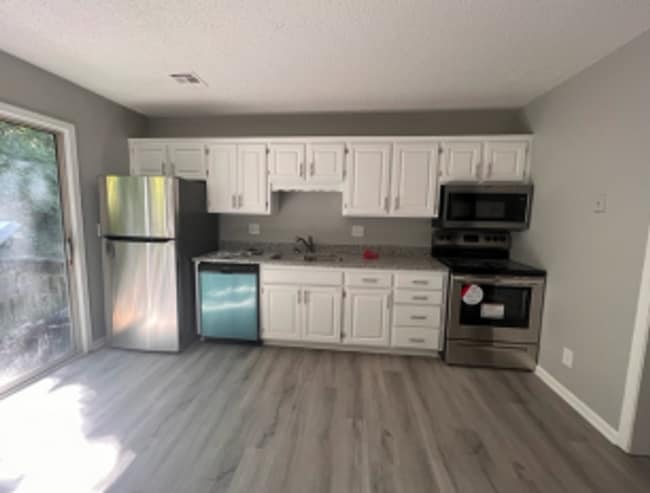 Building Photo - Merriam Duplex